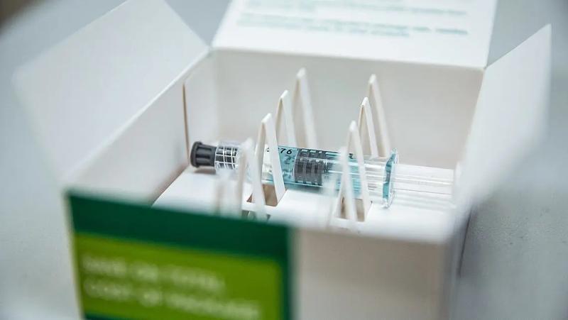 柯尔柏创新的药品包装:装有注射器和针头的包装纸盒