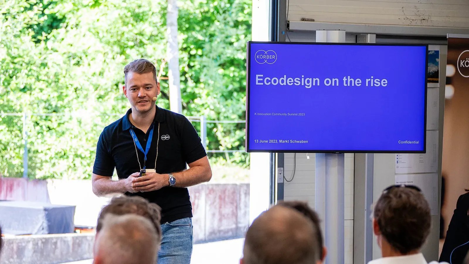 柯尔柏团队​成员​在​生态​设计​（Ecodesign）​主题​会议​上​发言。
