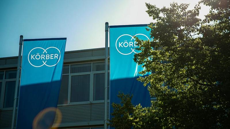 Körber's blue flags outside the envi​ronmental circle event.​
柯尔柏​在​“环境​圈”​活动​现场​外​的​蓝色​旗帜。