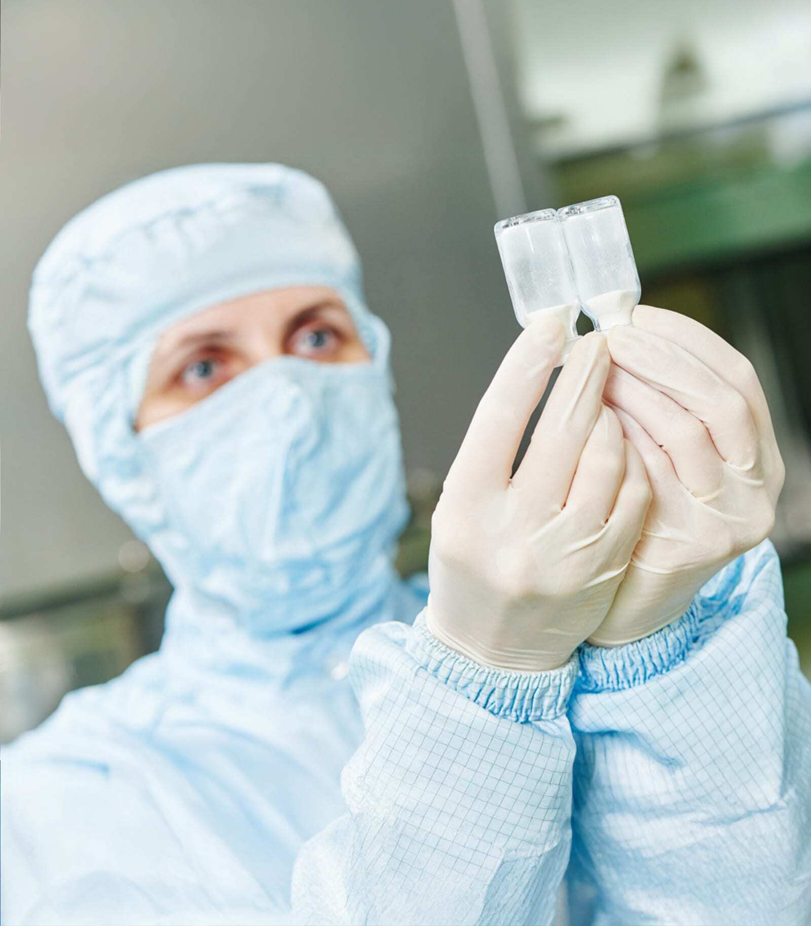 人工灯检:工作人员正在仔细检查两支西林瓶