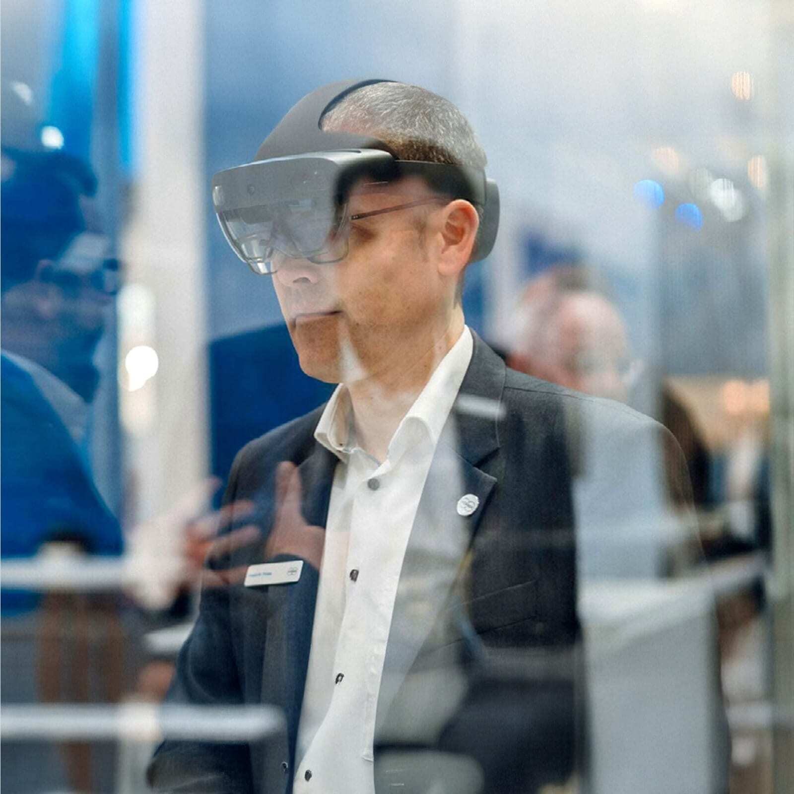 操作员通过AR眼镜与产线优化系统,分步指导执行标准操作程序(SOP)。