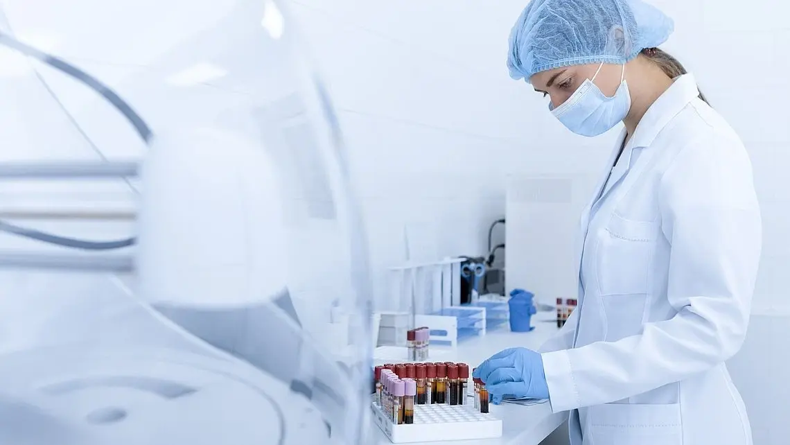 一名身穿实验服的女性在实验室中进行细胞基因产品的相关实验。