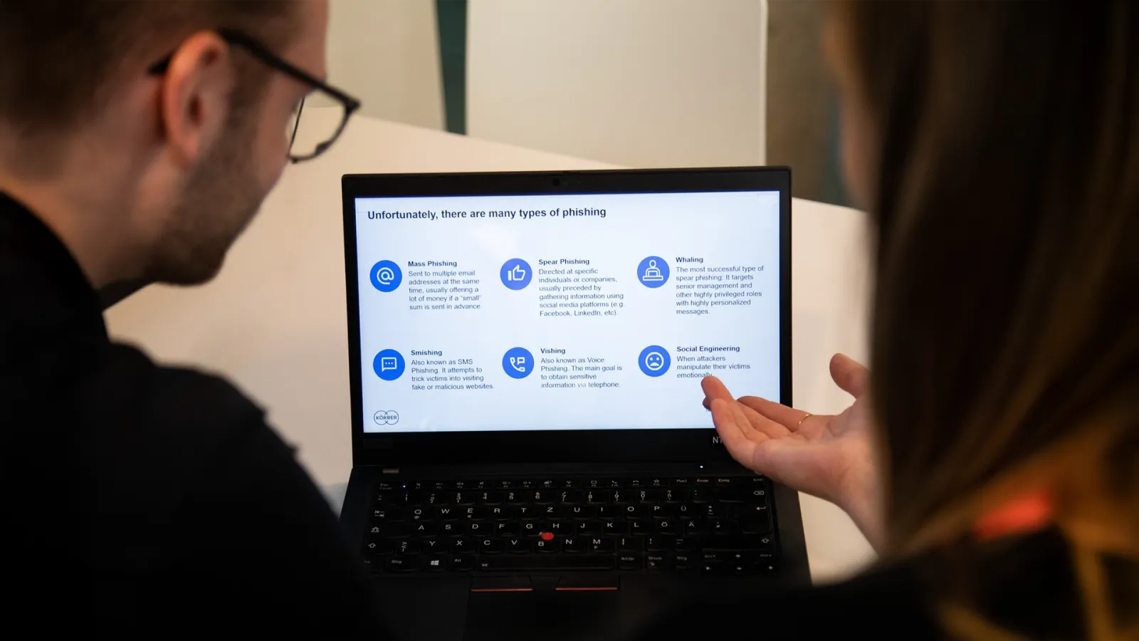 柯尔​柏员​工​专注​处理​电脑​屏幕​上​的​网络​安全​问题