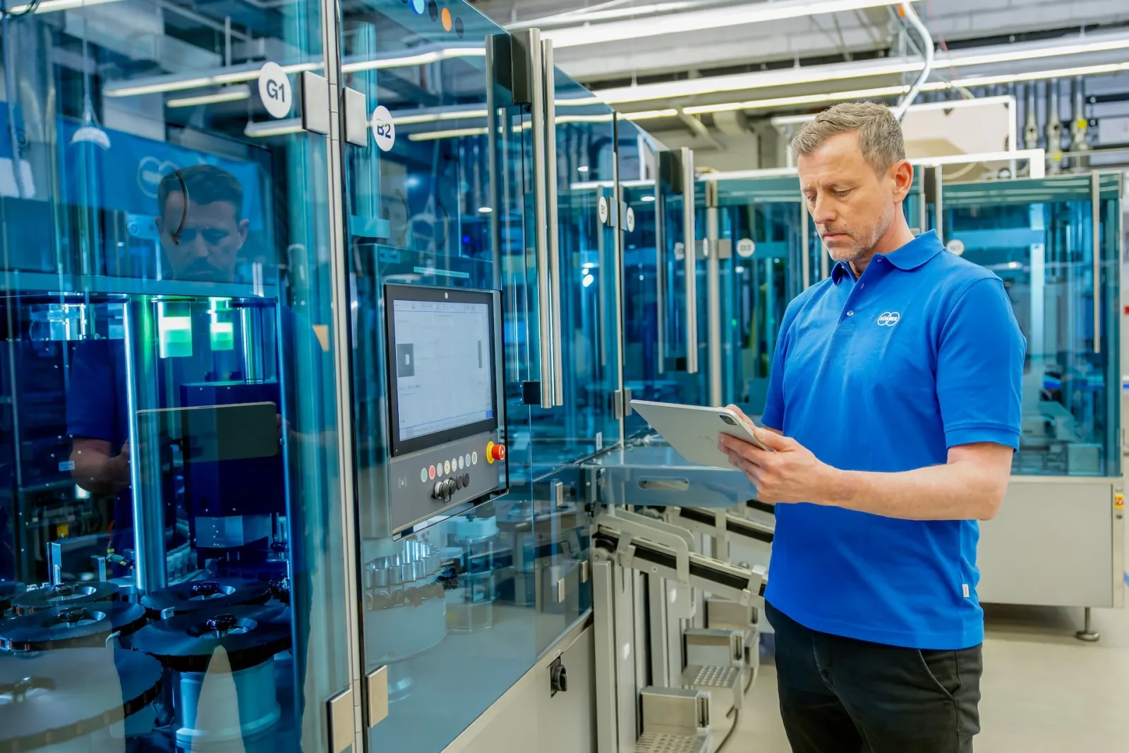 Employee using a tablet in a tech room.​
员工​在​技术​室​内​使用​平板​电脑