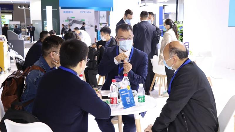 柯尔柏​与​客户​进行​现场​交流于​CI​PM​重庆​药​机展