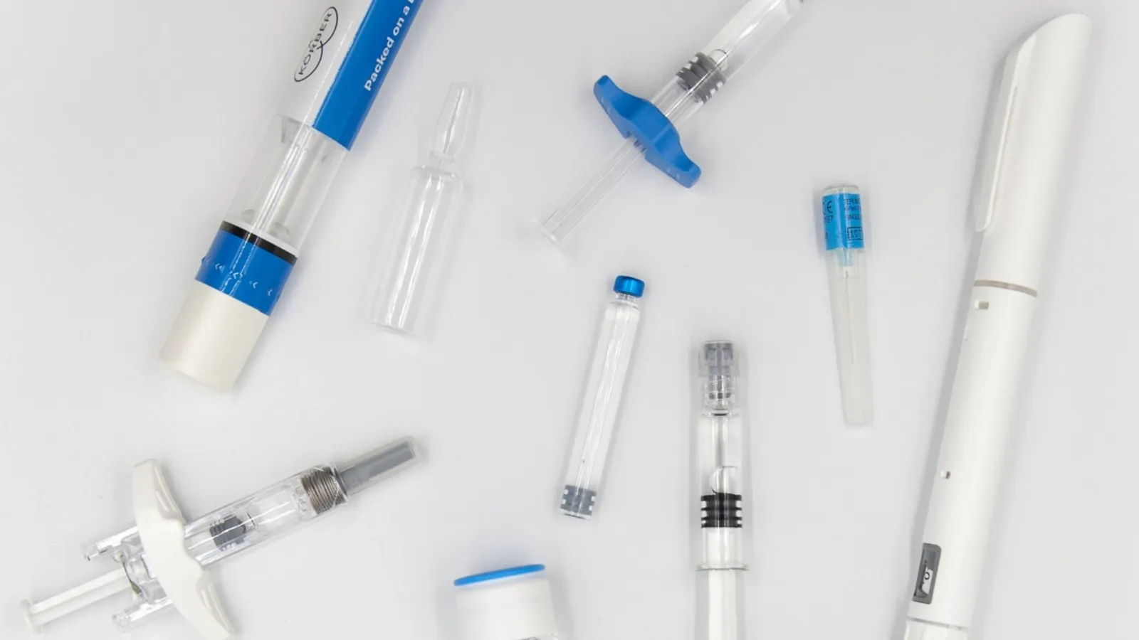 Picture of syringes, vials, pens and autoinje​ctors laid out on a table.
​桌面​上​摆​放​着​注射器、​小瓶、​注射笔​和​自动​注​射器​的​图片