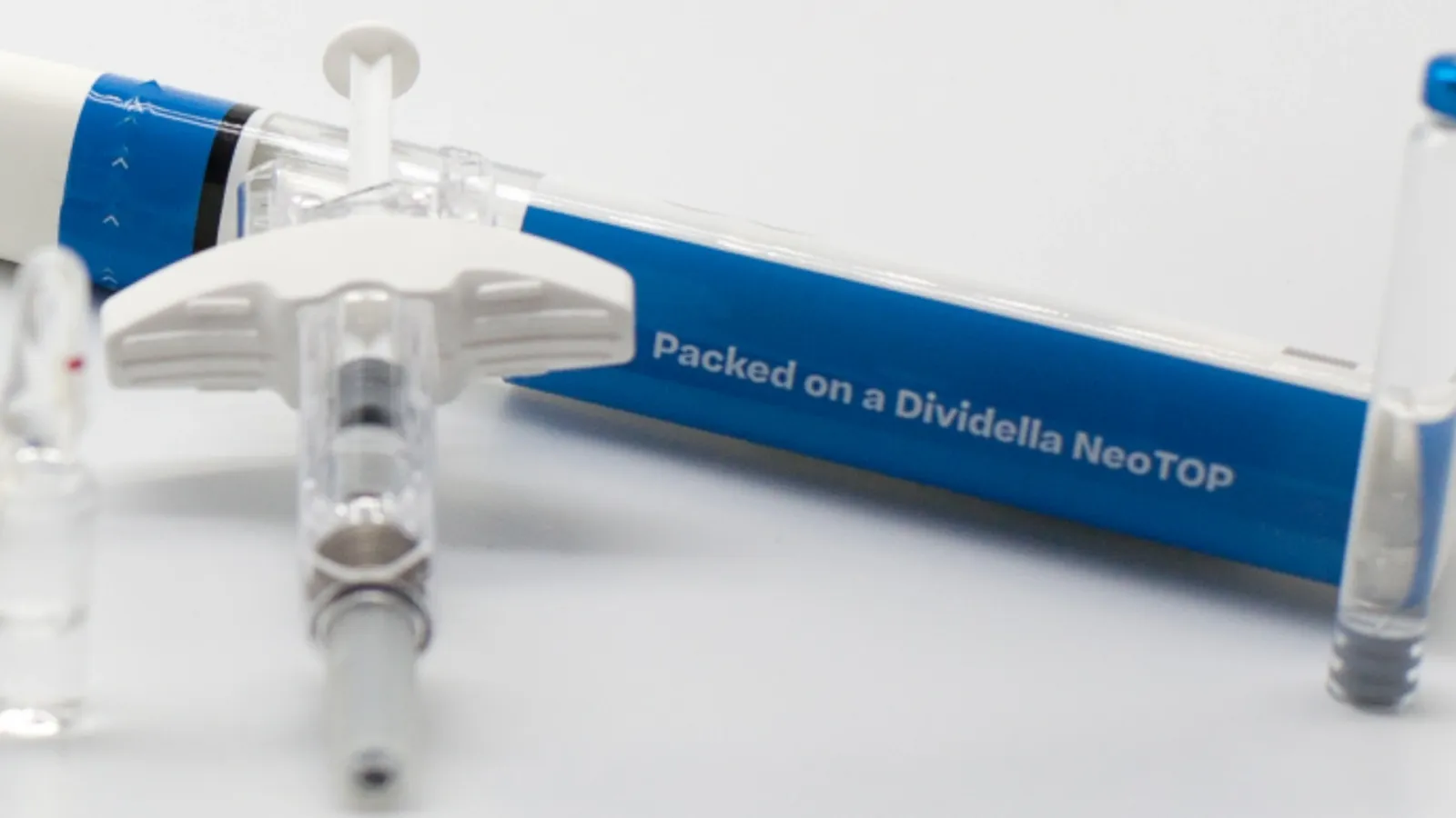 Picture of a pharma pen and safety syringe​ packed by Dividella NeoTOP.
Dividella NeoTOP ​包装​的​制药​注射笔​和​安全​注射器​图片
