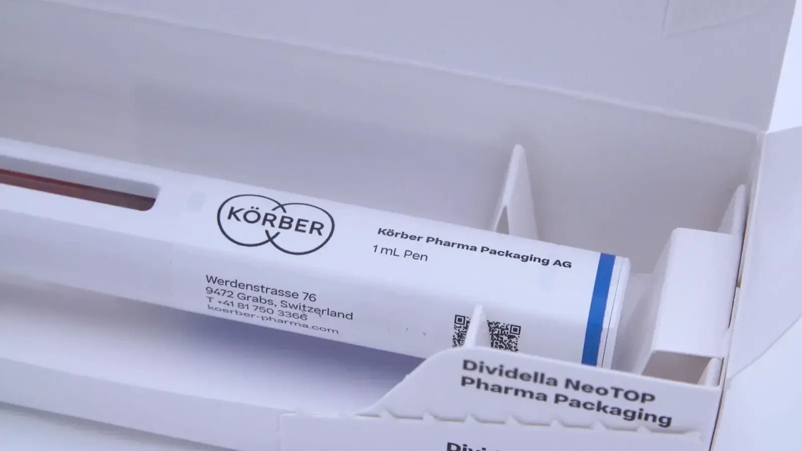 Picture of a pen being packed in a box assembled by the Dividella NeoTOP solution.
Dividella NeoTOP 解决方案组装的包装盒中装有一支注射笔的图片