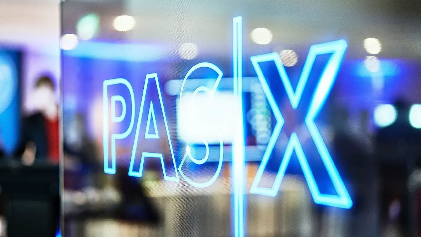 PAS-X highlighted in blue neon
蓝色霓虹光效突出显示的 PAS-X
